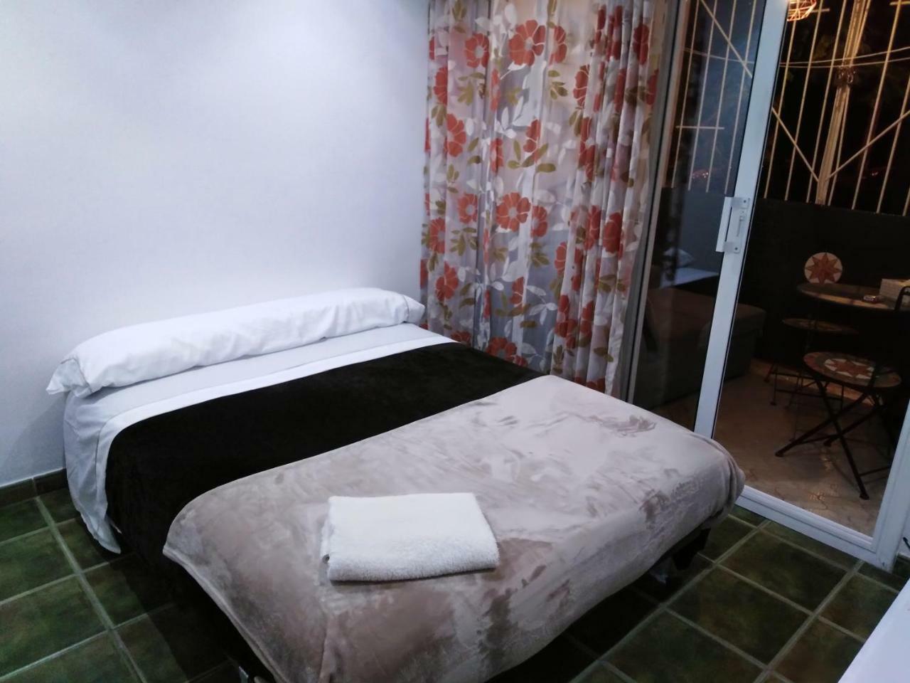 Private Rooms - Airport Sant Boi de Llobregat Extérieur photo